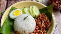 Malaysia punya olahan nasi gurih khas, nasi lemak. Diracik dengan santan dan beragam bumbu, nasi lemak begitu harum aromanya. Pelengkap nasi lemak ada telur rebus, irisan timun, dan kacang tanah goreng. Bikin sendiri nasi lemak dengan mengikuti resep ini. Foto: iStock