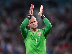 Schmeichel Sudah Diganggu Laser Fan Inggris Sejak Babak Kedua