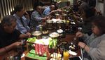 Aburizal Bakrie Saat Makan Bareng Ardi Bakrie dan Trekking di Kebun Teh