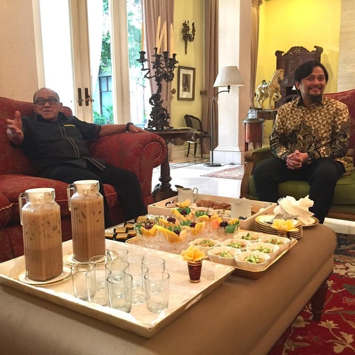 Aburizal Bakrie Saat Makan Bareng Ardi Bakrie dan Trekking di Kebun Teh