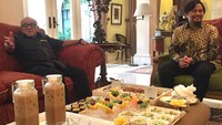 Momen ini menunjukkan sambutan hangat Aburizal Bakrie untuk anak sahabatnya, H. Sulaiman yang hendak berbisnis. Ia menyuguhkan ragam kue enak dan minuman segar untuk anak sahabatnya itu. 