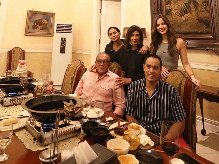 Aburizal Bakrie Saat Makan Bareng Ardi Bakrie dan Trekking di Kebun Teh