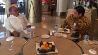 Diskusi hangat bersama Airlangga Hartarto, Aburizal Bakrie disuguhi ragam buah segar. Ada jeruk dan anggur di atas meja makan.