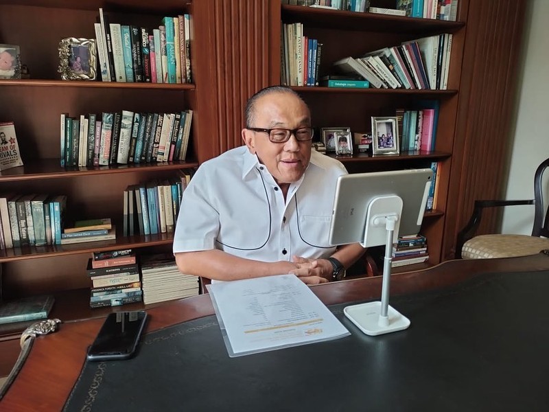 Aburizal Bakrie Saat Makan Bareng Ardi Bakrie dan Trekking di Kebun Teh