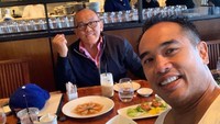Ketua Dewan Pembina DPP Partai Golkar ini tengah berlibur bareng Ardi Bakrie ke Amerika Serikat. Mereka habiskan waktu berkualitas berdua dengan makan bersama. 
