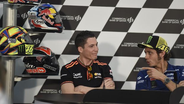 DOHA, QATAR - MARCH 19:  Aleix Espargaro of Spain and NGM Mobile Forward Racing speaks with Valentino Rossi of Italy and Yamaha Factory Racing (R) during the press conference during the MotoGp of Qatar - Press Conference at Losail Circuit on March 19, 2014 in Doha, Qatar.  (Photo by Mirco Lazzari gp/Getty Images)