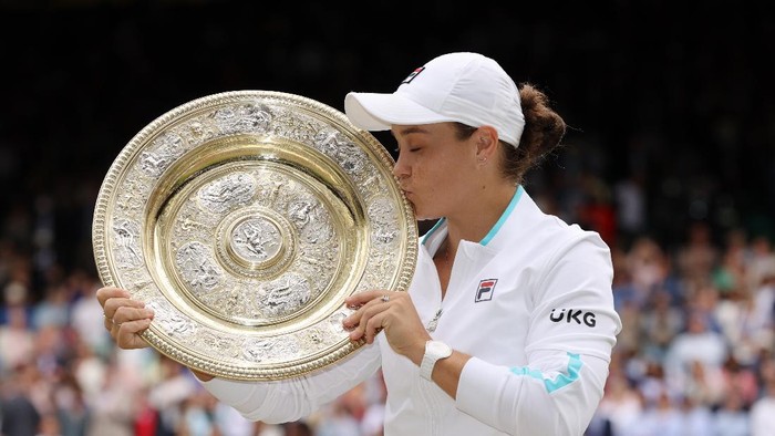 LONDON, ENGLAND - JULY 10: Ashleigh Barty of Australia celebrates with the Venus Rosewater Dish trophy after winning her Ladies Singles Final match against Karolina Pliskova of The Czech Republic  on Day Twelve of The Championships - Wimbledon 2021 at All England Lawn Tennis and Croquet Club on July 10, 2021 in London, England. (Photo by Clive Brunskill/Getty Images)