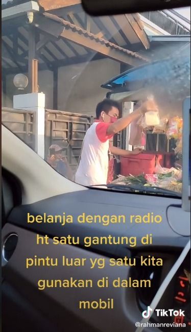 Be creative!  This Woman Buys Vegetables Using HT Radio to Keep Distance with Sellers