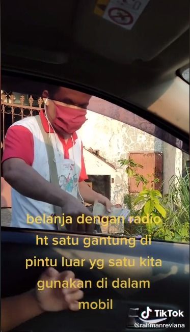 Kreatif Wanita Ini Belanja Sayur Pakai Radio  HT untuk 