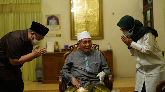 Pengasuh Ponpes Al-Falah Ploso Kediri, KH Zainuddin Djazuli wafat. Bupati Kediri Hanindhito Himawan Pramana turut bersukacita dan merasa kehilangan.
