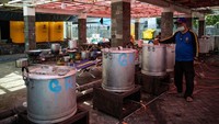 Para relawan memasak makanan yang akan didistribusikan kepada penderita COVID-19 di Surabaya.