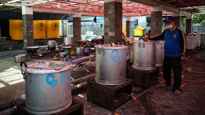 Dapur umum Covid-19 Rumah Sakit ndonesia Menghadapi Peningkatan Tajam Dalam Kasus Covid-19
SURABAYA, INDONESIA - 09 JULI: Pekerja menyiapkan makanan untuk pasien COVID-19 di dapur umum pada 09 Juli 2021 di Surabaya, Indonesia. Indonesia pada hari Selasa melaporkan rekor 31.189 kasus Covid-19 yang ditularkan secara lokal, dan 728 kematian - lonjakan yang mengkhawatirkan ketika gelombang baru virus corona semakin cepat. (Foto oleh Robertus Pudyanto/Getty Images)