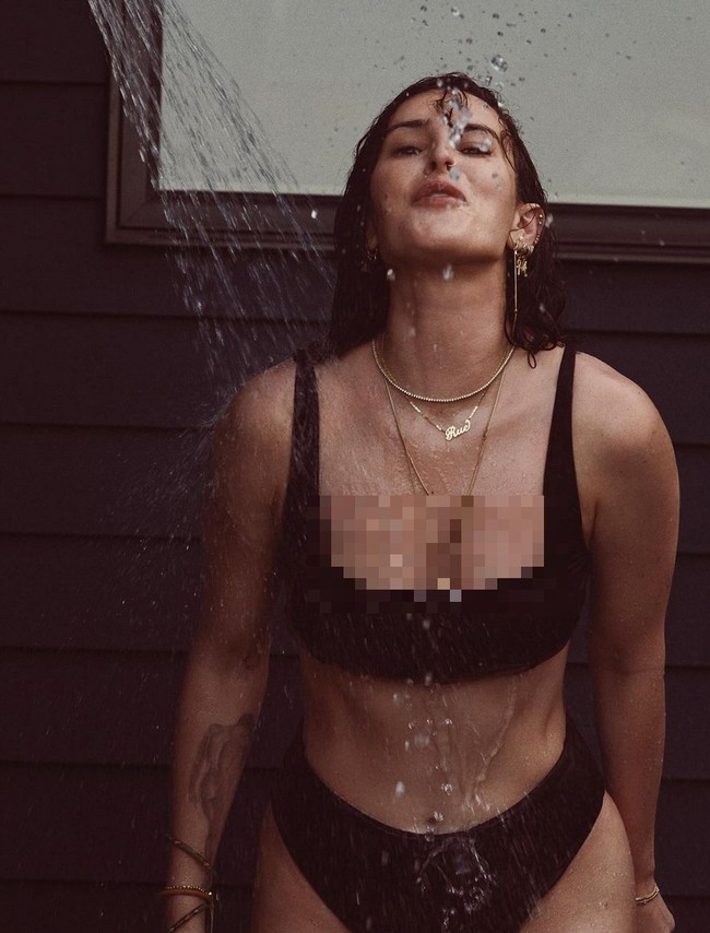 Demi Moore dan ketiga anak dari pernikahannya dengan Bruce Willis mengenakan koleksi yang merupakan best-seller dari brand Andie Swim. Baju renang ini memiliki potongan simpel, clean, elegan sekaligus seksi.  Foto: Instagram/@andieswim