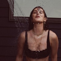 Demi Moore dan ketiga anak dari pernikahannya dengan Bruce Willis mengenakan koleksi yang merupakan best-seller dari brand Andie Swim. Baju renang ini memiliki potongan simpel, clean, elegan sekaligus seksi.  Foto: Instagram/@andieswim