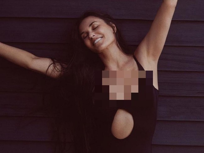 Pemotretan dengan baju renang bersama anak-anaknya menjadi momen spesial bagi Demi Moore.  Foto: Instagram/@andieswim