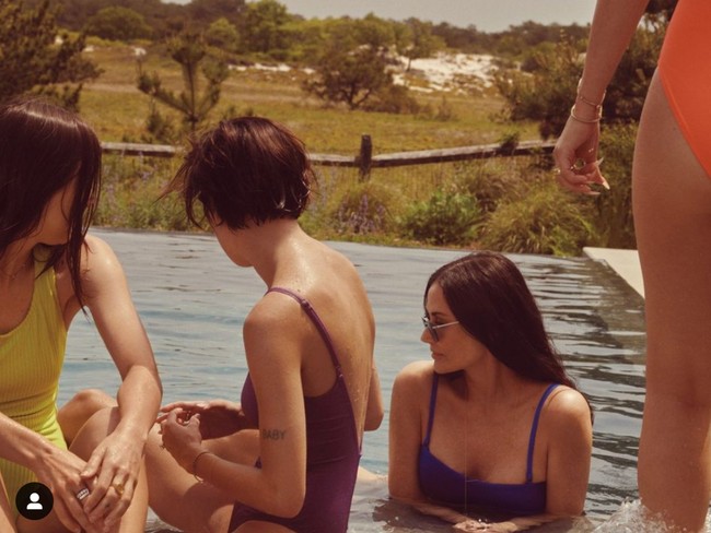 Demi Moore, Rumer, Scout dan Tallulah tampak berpose santai di pinggir kolam renang. Gaya mereka kental nuansa vintage. Foto: Instagram/@andieswim