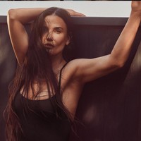 Bukan hanya keseksian, kampanye juga mengangkat tentang kebersamaan antar keluarga, teman dan lintas generasi.  Foto: Instagram/@andieswim