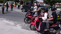 Hening cipta juga dilakukan pengendara di Jalan Tjilik Riwut, Palangkaraya, Kalimantan Tengah. Hening cipta yang dilakukan serentak itu berlangsung selama 60 detik. Antara Foto/Makna Zaezar.