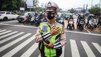 Para pengendara berhenti sejenak untuk mengheningkan cipta di Jalan TB Simatupang, Jakarta, Sabtu (10/7/2021). Antara Foto/Rivan Awal Lingga.