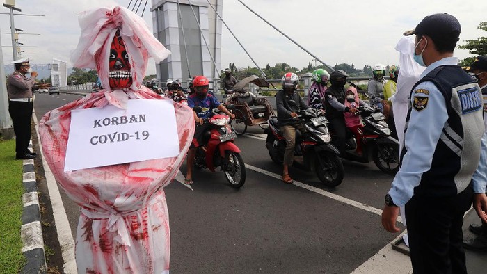 Petugas kepolisian bersama pengguna jalan berdoa di Jalan TB Simatupang, Jakarta, Sabtu (10/7/2021). Kegiatan Gerakan Hening Cipta Indonesia tersebut untuk mendoakan para tenaga kesehatan, relawan, tokoh agama, tokoh masyarakat, dan masyarakat umum lainnya yang meninggal karena COVID-19. ANTARA FOTO/Rivan Awal Lingga/aww.