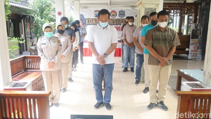 Hari ini banyak yang menggelar Gerakan Mengheningkan Cipta Indonesia. Seperti yang dilakukan polisi Lamongan dan warga Bondowoso.
