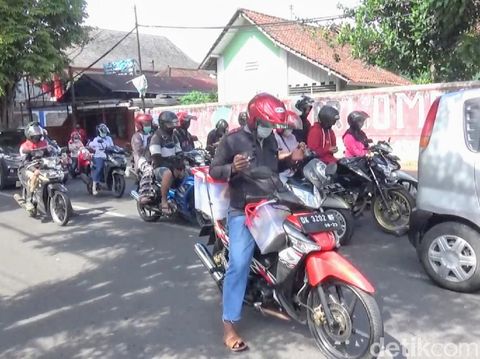 Hari ini banyak yang menggelar Gerakan Mengheningkan Cipta Indonesia. Seperti yang dilakukan polisi Lamongan dan warga Bondowoso.
