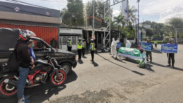 Hari ini banyak yang menggelar Gerakan Mengheningkan Cipta. Seperti yang dilakukan petugas gabungan di Gresik, Surabaya dan Sidoarjo.