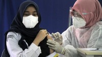 Bendahara Umum BPP HIPMI Hilda Kusumadewi didampingi Sekretaris Jenderal BPP HIPMI Bagas Adhadirgha, Ketua Umum BPD HIPMI Jaya Sona Maesana, panitia vaksinasi HIPMI Jaya Michael Rampangael saat penyerahan bantuan PT Maming Enam Sembilan Group kepada BPD HIPMI Jaya di Jakarta, Jumat (9/7/2021).