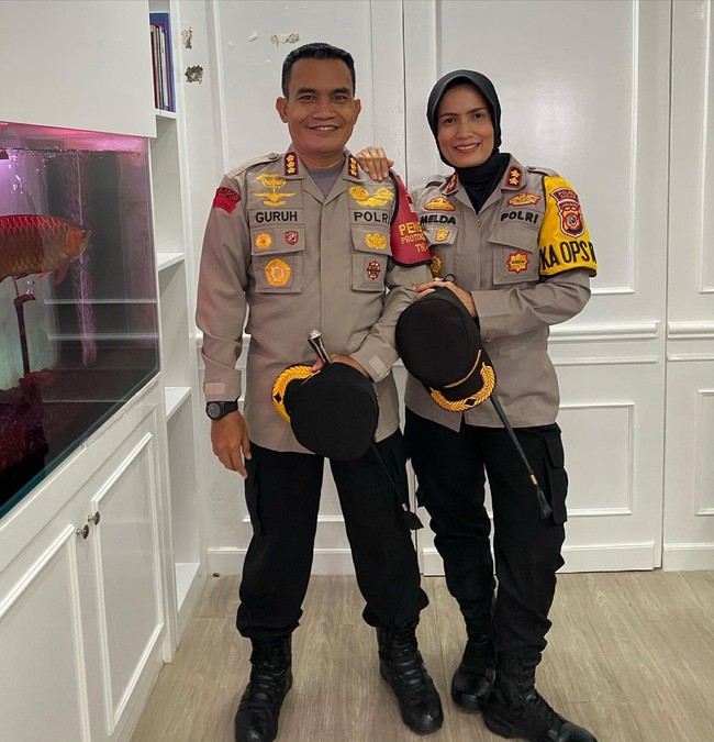 AKBP Melda Yanny adalah polisi wanita pertama yang pernah ditunjuk sebagai Kapolres Banjar. Di saat yang sama, sang suami Kombes Pol Guruh Arif Darmawan juga ditugaskan untuk jabatan serupa. Foto: Instagram @guruh_arif