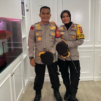 AKBP Melda Yanny adalah polisi wanita pertama yang pernah ditunjuk sebagai Kapolres Banjar. Di saat yang sama, sang suami Kombes Pol Guruh Arif Darmawan juga ditugaskan untuk jabatan serupa. Foto: Instagram @guruh_arif