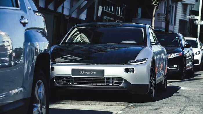 Lightyear One mobil solar panel listrik