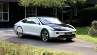 Dalam sekali pengisian mobil solar bertenaga listarik Lightyear One bisa berlari hingga 441 mil atau 709 km. Foto: dok. Lightyear/Motortrend