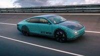 Memang jarak tempuh yang dihasilkan mobil listrik ini tidak jauh berbeda dibandingkan dengan Tesla Model S dan Lucid, akan tetapi bisa dipastikan Lightyear One bakal memiliki baterai yang lebih kecil. Foto: dok. Lightyear/Motortrend