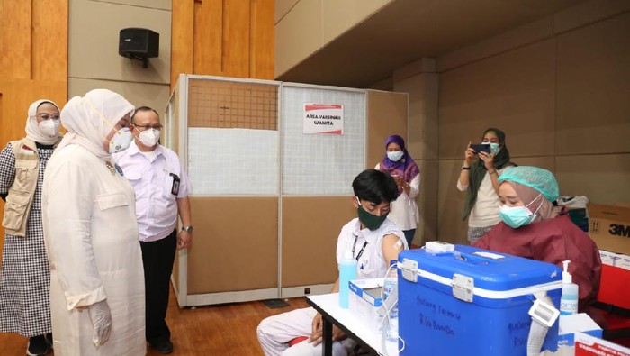 Menaker Ida Fauziah Saat Mengecek Vaksinasi