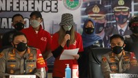 Nia Ramadhani membacakan selembar kertas berisi permintaan maaf. Foto: Palevi/detikhot