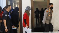 Diketahui topi itu berbahan campuran poliester, katun dan polyurethane. Di situs resmi Dior terlihat topi tersebut dibanderol seharga USD 790 atau setara dengan Rp 11,4 juta. Foto: Palevi/detikhot