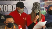 Nia Ramadhani menutupi kepalanya dengan bucket hat. Diketahui topi itu keluaran dari brand Dior. Foto: Palevi/detikhot