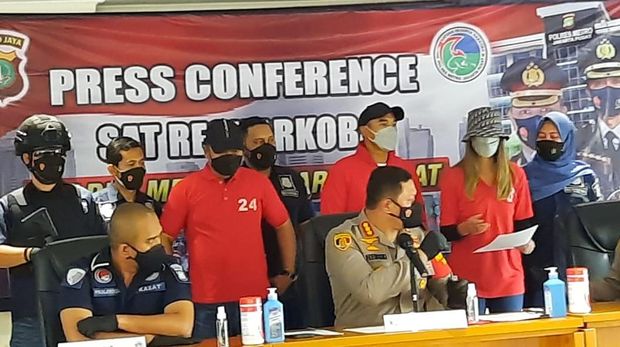 Nia Ramadhani-Ardi Bakri tampil berbaju tahanan