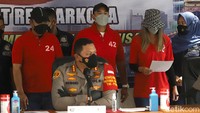 Nia Ramadhani dan Ardi Bakrie memakai baju tahanan oranye. Foto: Palevi/detikhot
