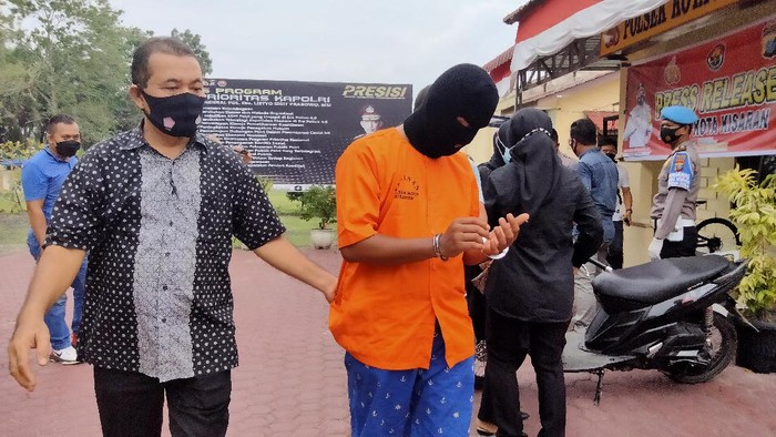 Oknum anggota LSM diamankan Polsek Kisaran Kota karena mencuri di kantor pemerintahan.