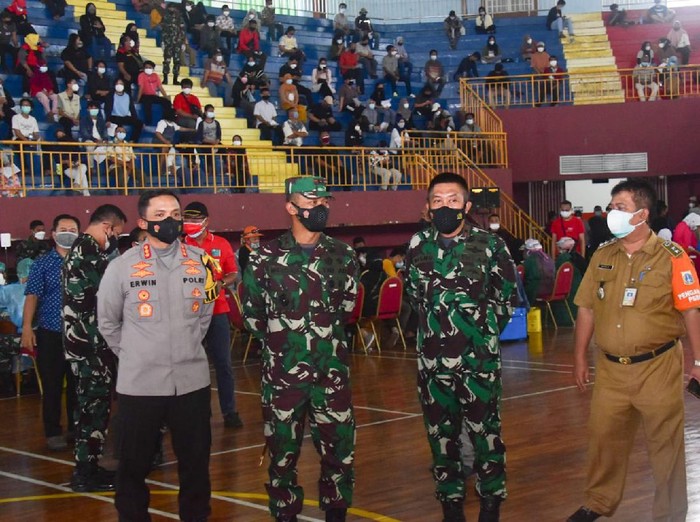 Pangdam Jaya Mayjen Mulyo Aji pantau vaksinasi massal dengan target 5.000 penerima vaksin di GOR Ciracas, Jaktim
