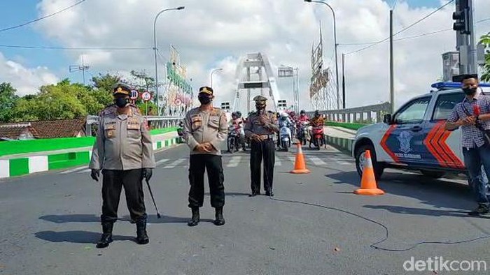 Para pengguna jalan di Bojonegoro mengheningkan cipta dan berdoa agar pandemi COVID-19 segera berakhir. Mereka prihatin dengan penyebaran Corona yang makin menggila.