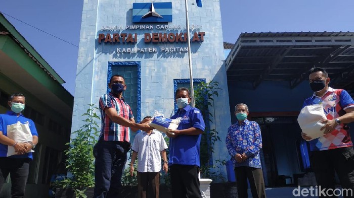 Banyaknya warga terpapar COVID-19 membangkitkan kepedulian sejumlah pihak. Seperti kader Partai Demokrat Pacitan yang mengadakan bakti sosial dengan sasaran warga yang isolasi mandiri (isoman).