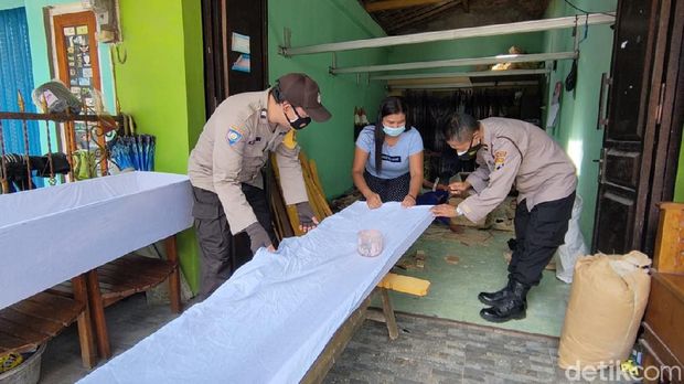 Perajin peti mati di Boyolali kewalahan terima pesanan di kala pandemi. Di sisi lain Polsek Sambi membuat peti mati dari hasil iuran anggotanya untuk disedekahkan ke warga yang membutuhkan.
