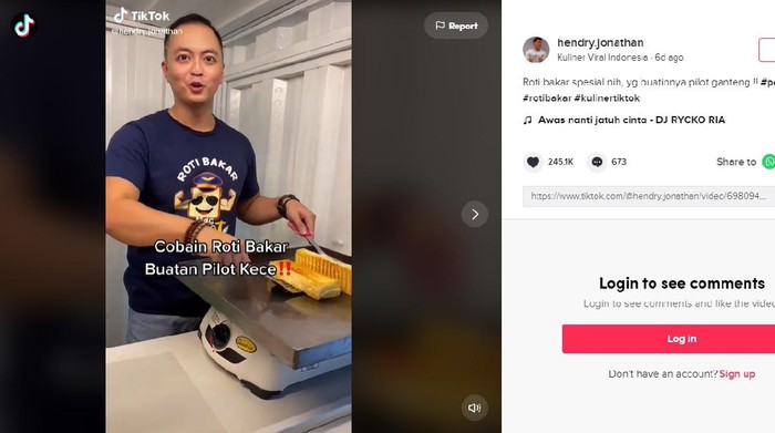 Pilot alih profesi jadi pedagang roti bakar.