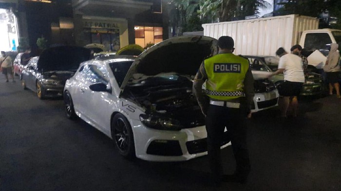 Polisi kandangkan 2 mobil mewah yang terlibat balapan liar di Senayan