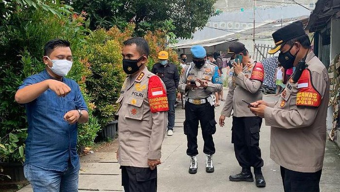 Polisi mendatangi kediaman warga Cilincing yang diintimidasi tetangganya (Instagram Kapolres Metro Jakarta Utara Kombes Guruh Arif Darmawan)