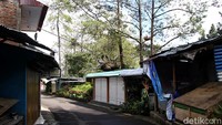 Kios tersebut banyak yang tutup karena imbas objek wisata air terjun ditutup semenjak PPKM darurat.