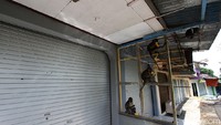 Kios-kios yang biasanya ramai kini sepi. Hanya beberapa warga yang terlihat beraktivitas.