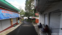 Saat ini kios-kios yang tutup itu menjadi tempat bermain kawanan kera.